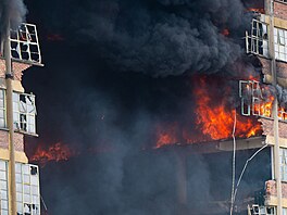 Ve Zlín� se z�ítila dal�í, západní �ást ho�ící budovy v n�kdej�ím ba�ovském...
