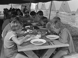 Pod vedením �editele D�tského domova v Nemy�lu Ji�ího Výstupa a sedmi...
