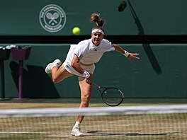 Karolína Muchová sleduje sv�j úder v semifinále Wimbledonu.