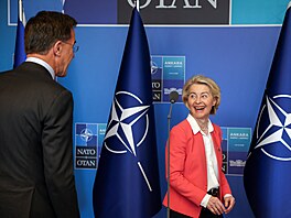 P�edsedkyn� Evropské komise Ursula von der Leyenová a generální tajemník NATO...
