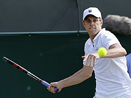 Sam Querrey se chystá na úder b�hem t�etího kola Wimledonu 2012.