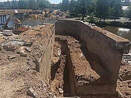 Demolice silni�ního mostu na pr�tahu Havlí�kovým Brodem je tak�ka u konce. Na...