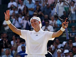 Karolína Muchová slaví výhru ve �tvrtfinále Wimbledonu.