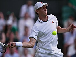Jannik Sinner hraje forhend v osmifinále Wimbledonu.