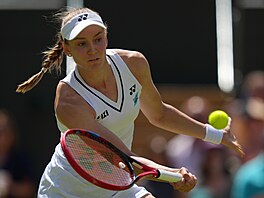 Jelena Rybakinová hraje forhend ve t�etím kole Wimbledonu.