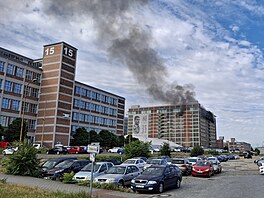 Hasi�i bojují s po�árem budovy 34. v bývalém ba�ovském areálu ve Zlín�....