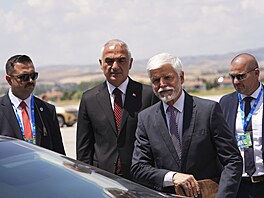 �eského prezidenta Petra Pavla p�ivítal na leti�ti Esenboga turecký ministr...