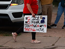 Agent amerického Ú�adu pro imigraci a cla (ICE) v úterý v texaském Houstonu...