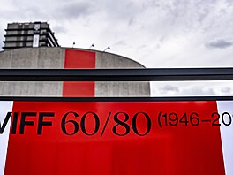 V rámci festivalových oslav 60/80 si mohou kolemjdoucí prohlédnout panely s...