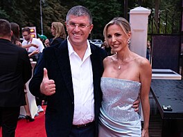 Podnikatel Leon Tsoukernik s man�elkou Sandrou na karlovarské BigBoard Party...