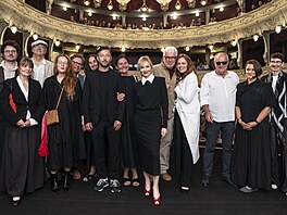Kompletní delegace k filmu Dv� deci tu�e v karlovarském M�stském divadle (7....