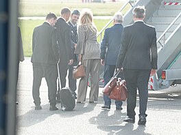 Premiér Andrej Babi� odlétá s man�elkou Monikou na summit NATO. (7. �ervence...