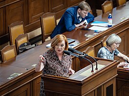 Ministryn� financí Alena Schillerová b�hem projednávání elektronické evidence...