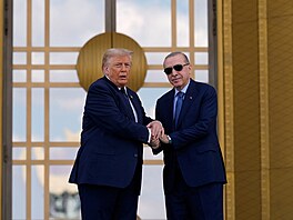 Americký prezident Donald Trump s tureckým prezidentem Recepem Tayyipem...