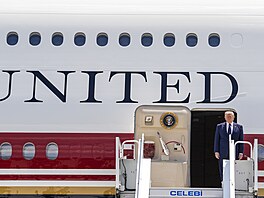 Prezident Donald Trump vystupuje z letadla Air Force One po p�íletu na summit...