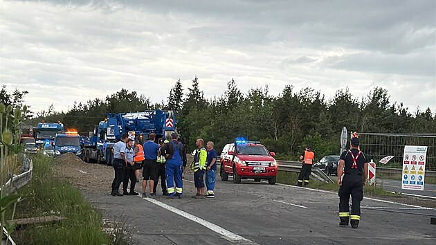 Kamion v sobotu po poledni na d�lnici D4 ve sm�ru z Prahy narazil do rozestav�n�ho mostu v uzav�en�m �seku (5. �ervence 2026)