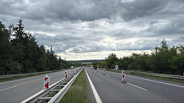 Kamion v sobotu po poledni na d�lnici D4 ve sm�ru z Prahy narazil do rozestav�n�ho mostu v uzav�en�m �seku (5. �ervence 2026)