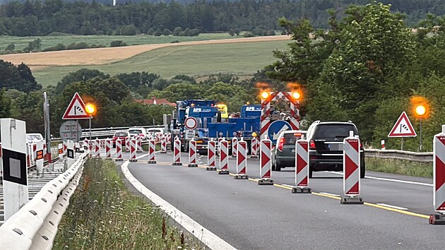 Kamion v sobotu po poledni na d�lnici D4 ve sm�ru z Prahy narazil do rozestav�n�ho mostu v uzav�en�m �seku (5. �ervence 2026)