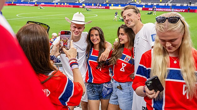 Erling Haaland a Isabel Haugseng Johansenov� po v�h�e Norska nad Pob�e��m...