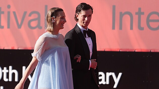 B�ra Pol�kov� a Jan Cina p�ich�z� na slavnostn� zah�jen� 60. MFF Karlovy Vary. (3. �ervence 2026)