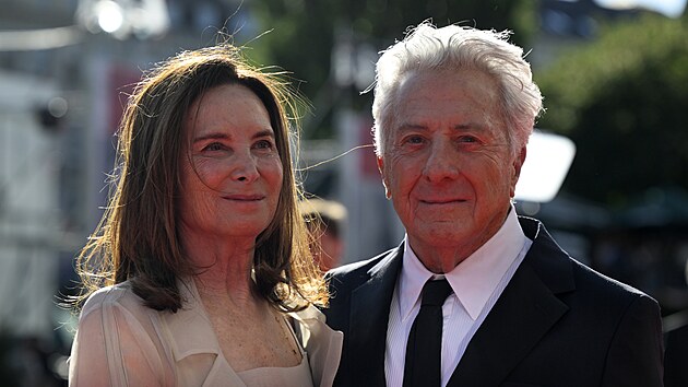 Hv�zda leto�n�ho filmov�ho festivalu Dustin Hoffman s man�elkou Lisou. (3. �ervence 2026)