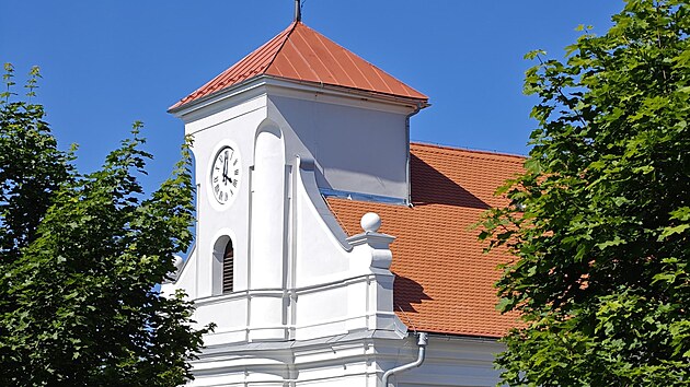Obnova slavn�ho �ikm�ho kostela svat�ho Petra z Alkantary v Karvin�-Dolech je u konce a pam�tka po oprav� st�echy i fas�dy za sedm milion� korun z�skala sv�j p�vodn� historick� vzhled.