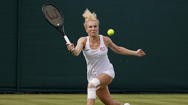 Kate�ina Siniakov� odehr�v� m��ek v utk�n� druh�ho kola Wimbledonu proti Nikole...