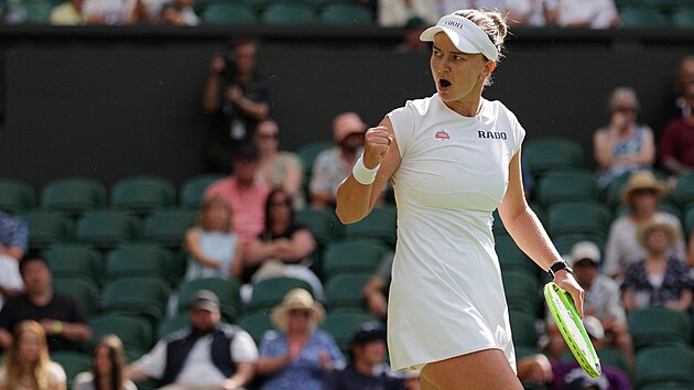 Barbora Krej��kov� se raduje v duelu druh�ho kola Wimbledonu s Mirrou...