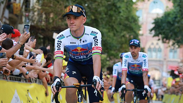 Remco Evenepoel ze st�je Red Bull - BORA - hansgrohe p�ij�d� na slavnostn� p�edstaven� t�m� p�ed startem Tour de France.