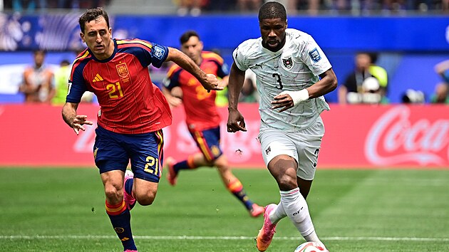 Raku�an Kevin Danso si vede m�� p�ed Mikelem Oyarzabalem ze �pan�lska.