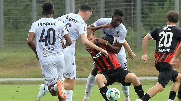 Souboj v přípravném utkání Plzně s Trnavou.