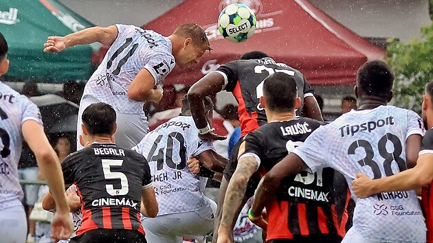 Hlavičkový souboj v přípravném zápase Plzně s Trnavou.