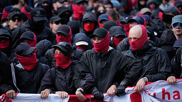 Demonstranti se shroma��uj� p�ed sjezdem n�meck� strany AfD v Erfurtu. (4. �ervence 2026)