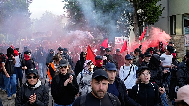 Aktivist� protestuj� proti sjezdu n�meck� strany AfD v Erfurtu. (4. �ervence 2026)