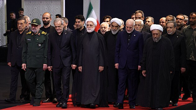 �r�nsk� prezident Mas�d Peze�kj�n, p�edseda parlamentu Mohammad B�gher Ghal�b�f a ��f justice Ghol�mhosejn Mohsen� Ed�e� se ��astn� smute�n�ho ob�adu za zabit�ho nejvy���ho v�dce Al�ho Chamene�ho v Teher�nu. (3. �ervence 2026)