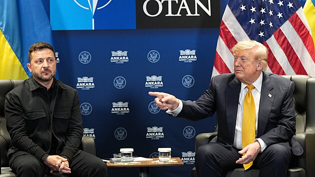 Americk� prezident Donald Trump jedn� s ukrajinsk�m prezidentem Volodymyrem Zelensk�m na okraj summitu NATO v tureck� Anka�e. (8. �ervence 2026)