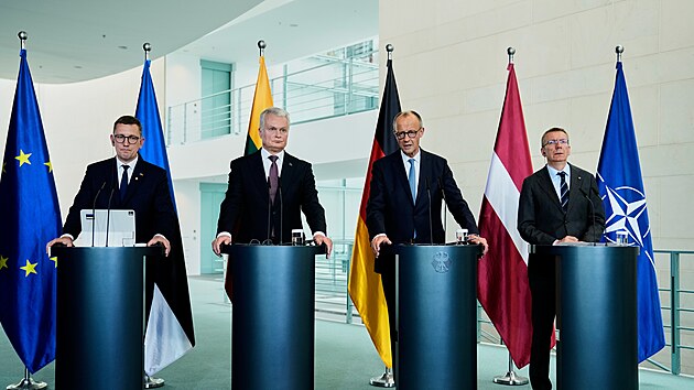 Estonsk� premi�r Kristen Michal, litevsk� prezident Gitanas Nausėda, n�meck� kancl�� Friedrich Merz a loty�sk� prezident Edgars Rinkēvi�s vystupuj� na tiskov� konferenci v Berl�n�. (3. �ervence 2026)