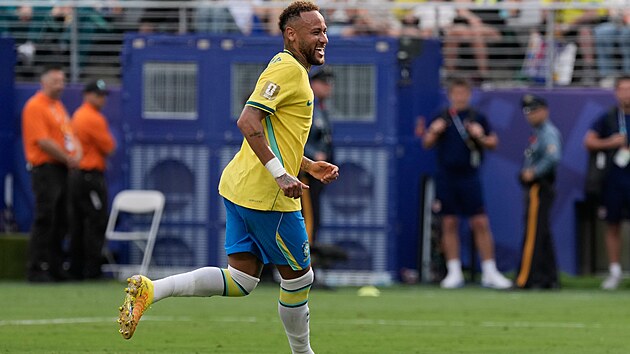 Neymar slav� prom�n�n� pokutov� kop v z�pase s Norskem.