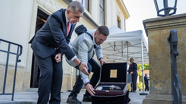 Premi�r Andrej Babi� (ANO) vedle revolveru kter�, stejn� jako ostatn� evrop�t� l�d�i, dostal od tureck�ho prezidenta Recepa Tayyipa Erdogana. (9. �ervence 2026)