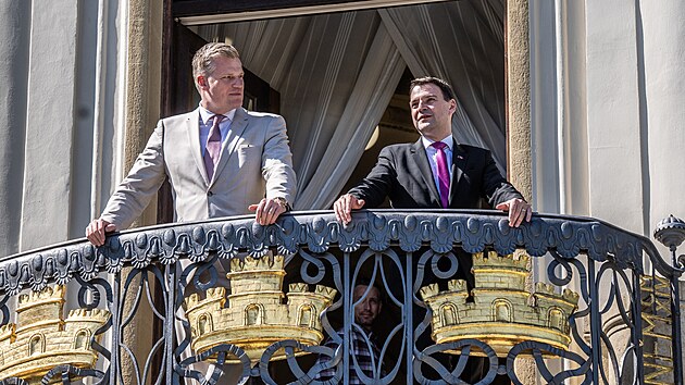 Poslanec Filip Turek a ministr zahrani�� Petr Macinka (Motorist�) na balkon� Kram��ov� vily po tiskov� konferenci k vyhodnocen� pln�n� programov�ho prohl�en� vl�dy za prvn� pololet� roku 2026. (9. �ervence 2026)
