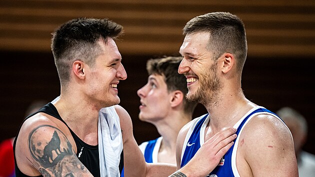 V�t Krej�� (vlevo) a Martin Peterka se usm�vaj� po v�h�e nad Estonskem.