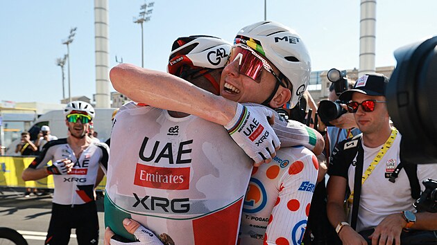 Slovinsk� cyklista Tadej Poga�ar (v punt�kat�m dresu) gratuluje v�t�zi druh� etapy Tour de France a sou�asn� t�mov�mu kolegovi z UAE Isaacu del Torovi.