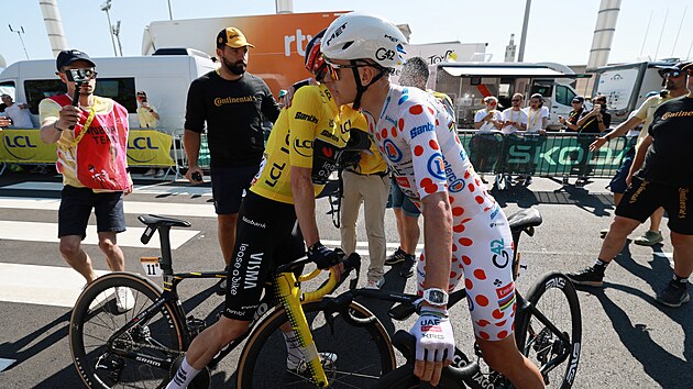 Slovinsk� cyklista Tadej Poga�ar se po druh� etap� Tour de France a dal��m velk�m souboji zdrav� s d�nsk�m konkurentem Jonasem Vingegaardem (ve �lut�m)