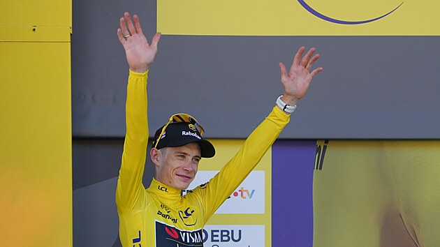 D�nsk� cyklista Jonas Vingegaard (Visma) i po druh� etap� dr�� na Tour de France �lut� dres, jeho n�skok se ale zten�il na �est sekund.