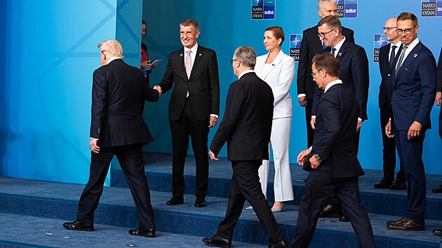 Premi�r Andrej Babi� a americk� prezident Donald Trump po spole�n� fotografii l�dr�. (8. �ervence 2026)