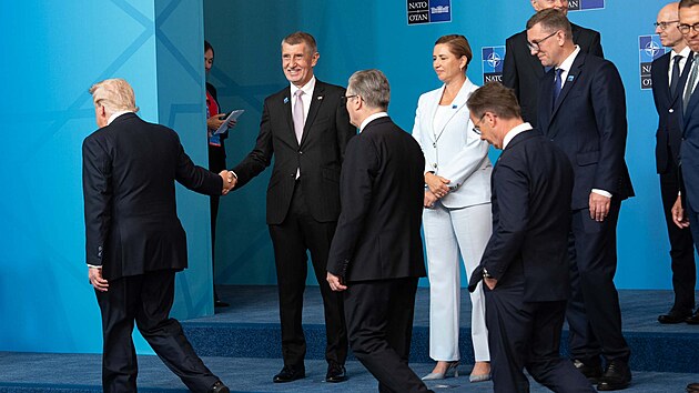 Premi�r Andrej Babi� a americk� prezident Donald Trump po spole�n� fotografii l�dr�. (8. �ervence 2026)