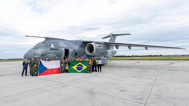 �esko p�ijalo prvn� ze dvou transportn�ch letoun� Embraer C-390. (6. �ervence 2026)