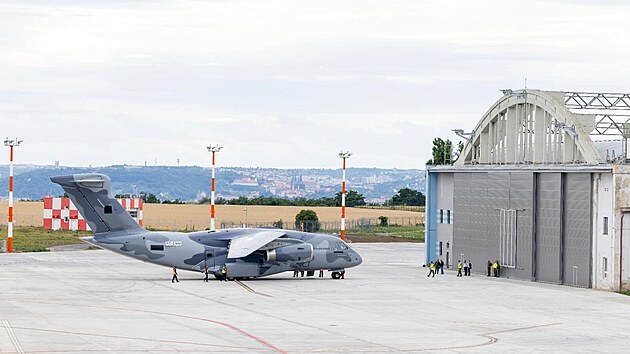 �esko p�ijalo prvn� ze dvou transportn�ch letoun� Embraer C-390. (6. �ervence 2026)