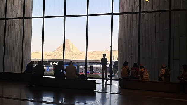 Výhled na pyramidy z Velkého egyptského muzea.