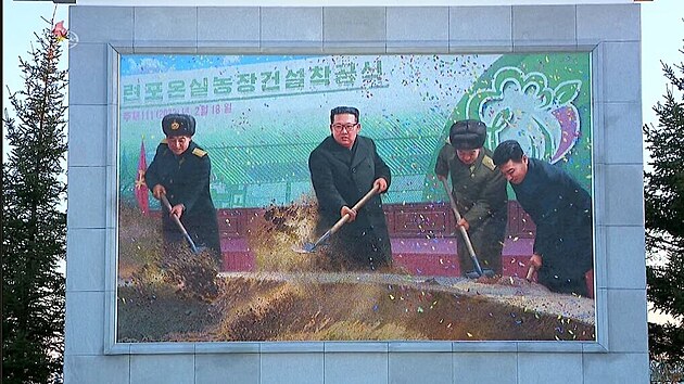 Kim Čong-un posiluje kult osobnosti. Svými malbami nahrazuje i předchůdce
